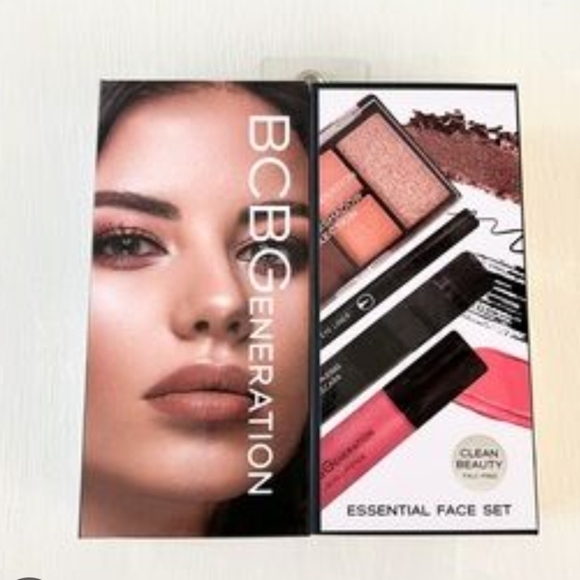 BCBGeneration Other - BCBGeneration NEW Essential Face Set with Mirror